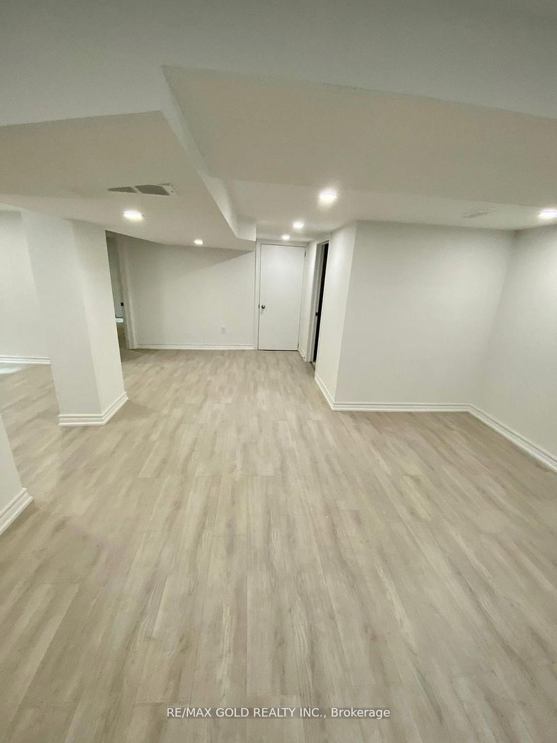 Lower - 1070 Fergus Ave, Mississauga, L5E 2P1 | Image 2