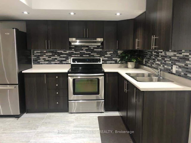 398 Schreyer Crescent
