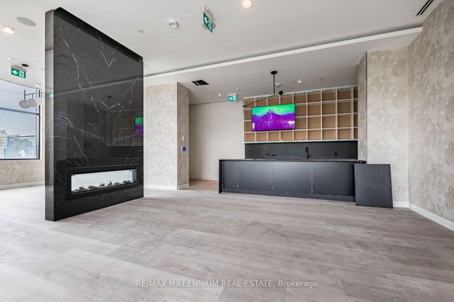 420 - 86 Dundas Street