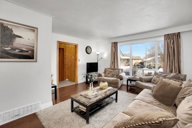 1508 Sandgate Crescent