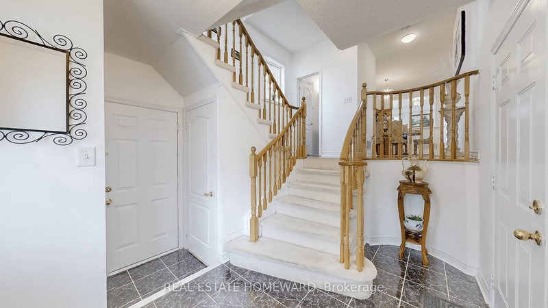 23 Pathmaster Rd, Brampton, L6P 2G8 | Image 2