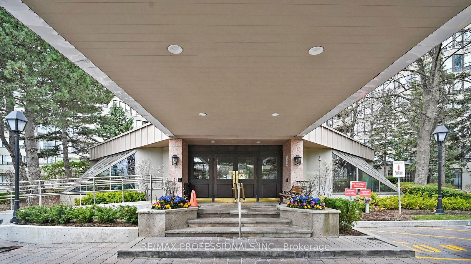 Condo for sale at 408-1300 Islington Avenue, Toronto, Islington-City Centre West, M9A 5C4 - MLS: W12126840