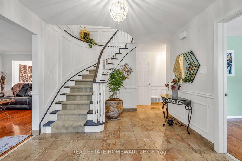 2032 Shannon Dr, Mississauga, L5H 3W3 | Image 2