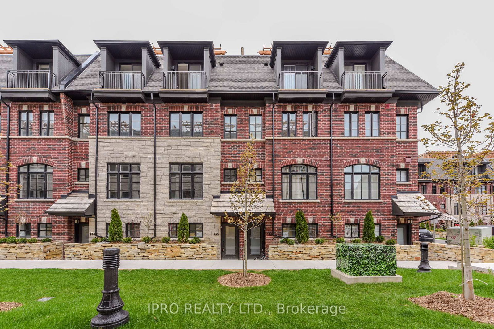 Townhouse for lease at 135-35 Lunar Crescent, Mississauga, Streetsville, L5M 2R6 - MLS: W12128992