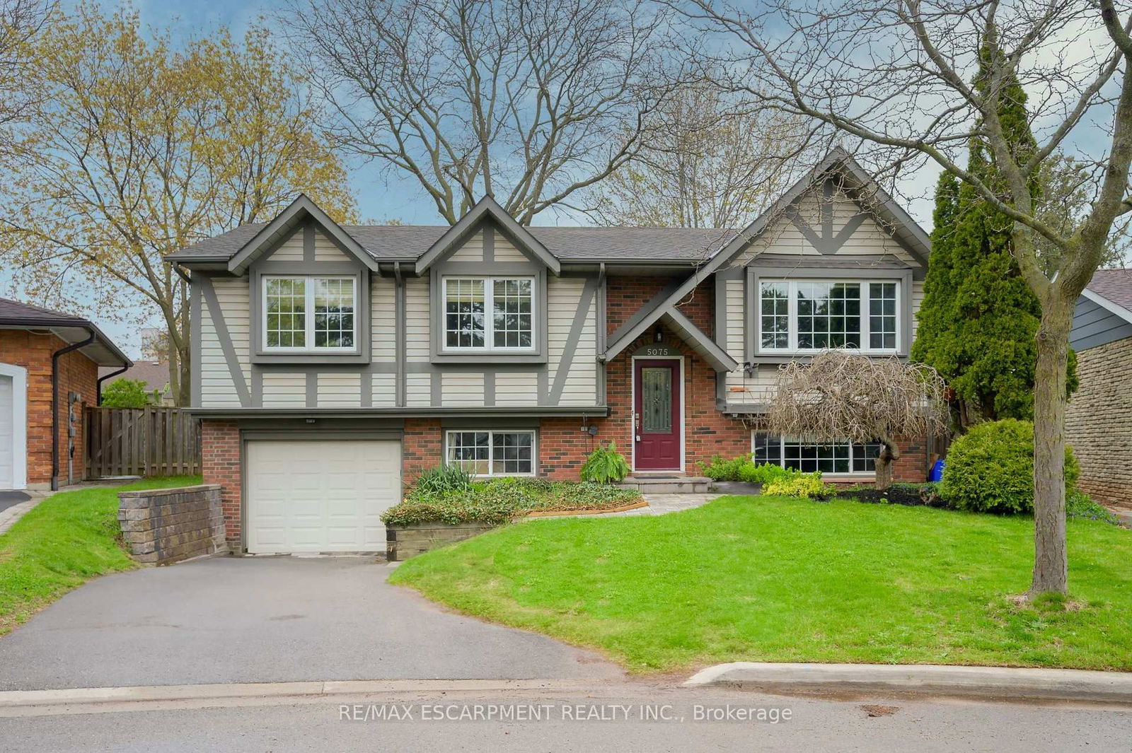Detached House for sale at 5075 QUEENS Court, Burlington, Appleby, L7L 3Z1 - MLS: W12129855