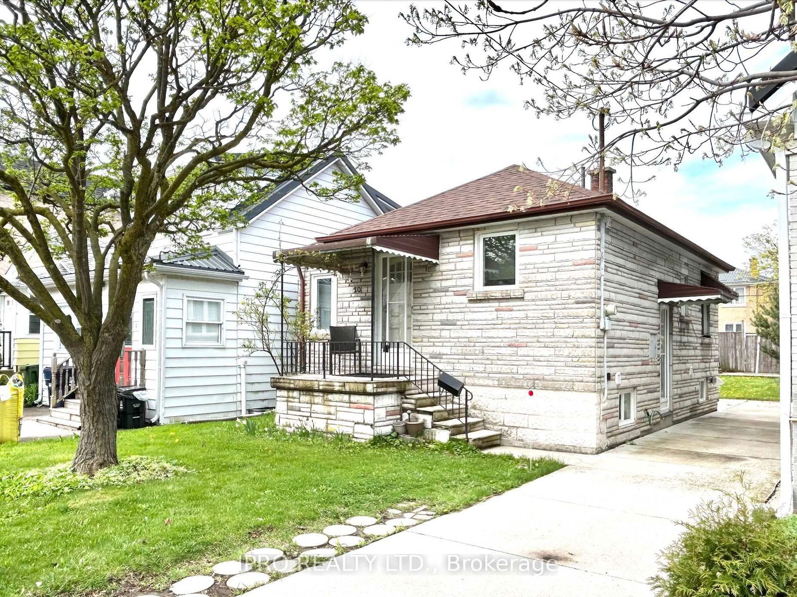 Detached House for sale at 20 Fifteenth Street, Toronto, New Toronto, M8V 3J4 - MLS: W12130106