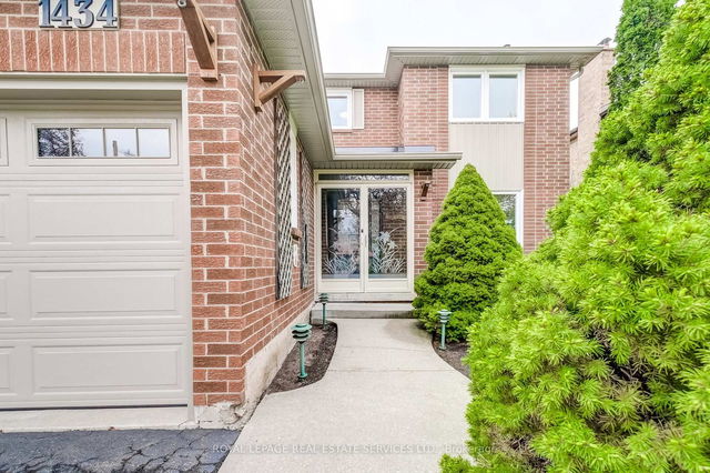 1434 Queensbury Crescent