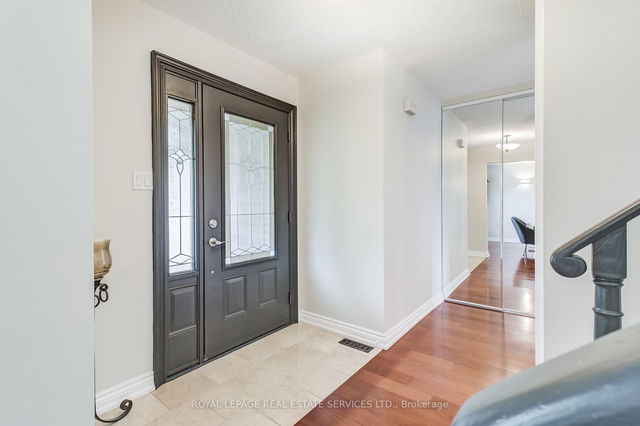 1434 Queensbury Crescent