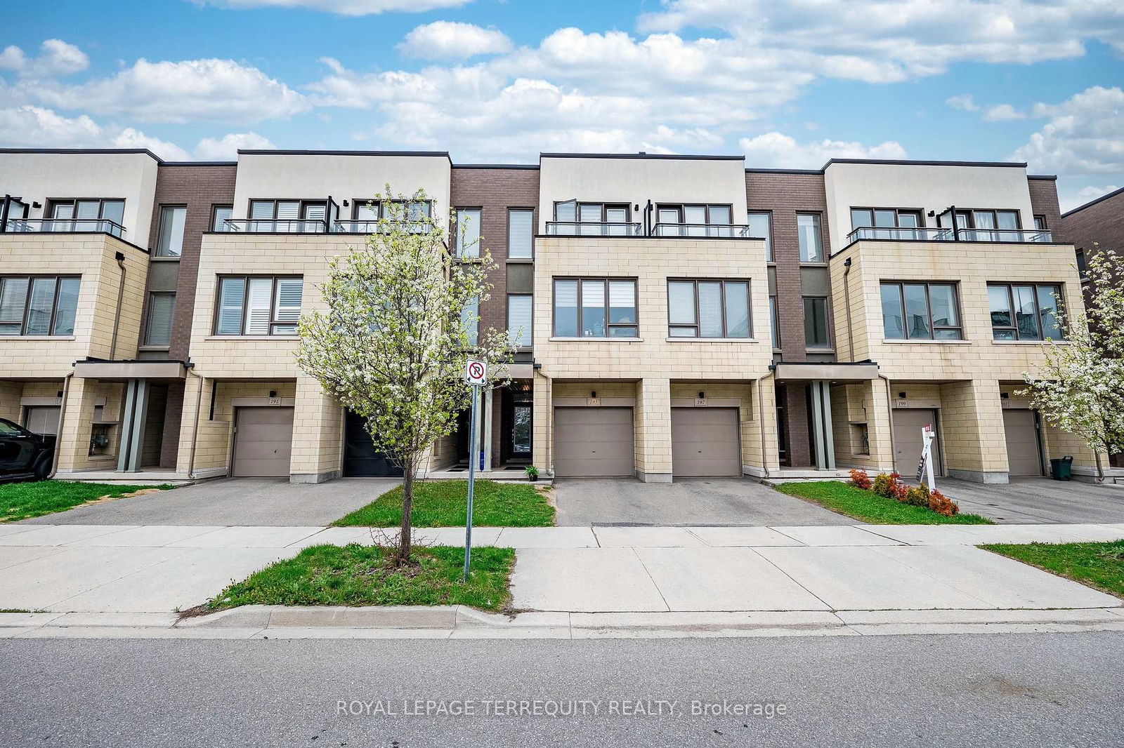 Townhouse for sale at 195 Sabina Drive, Oakville, Glenorchy, L6H 0L4 - MLS: W12130862