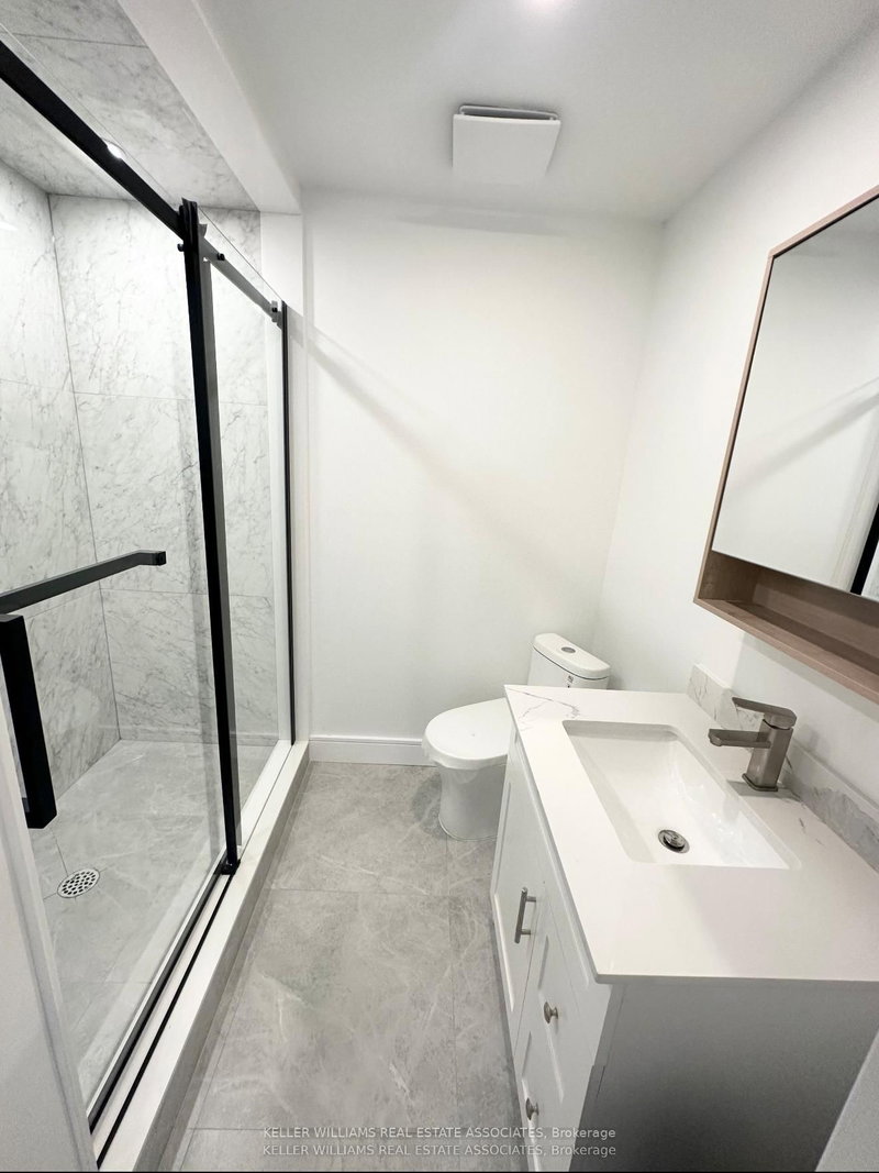 4 - 237 Lakeshore Rd E, Mississauga, L5G 1G8 | Image 3