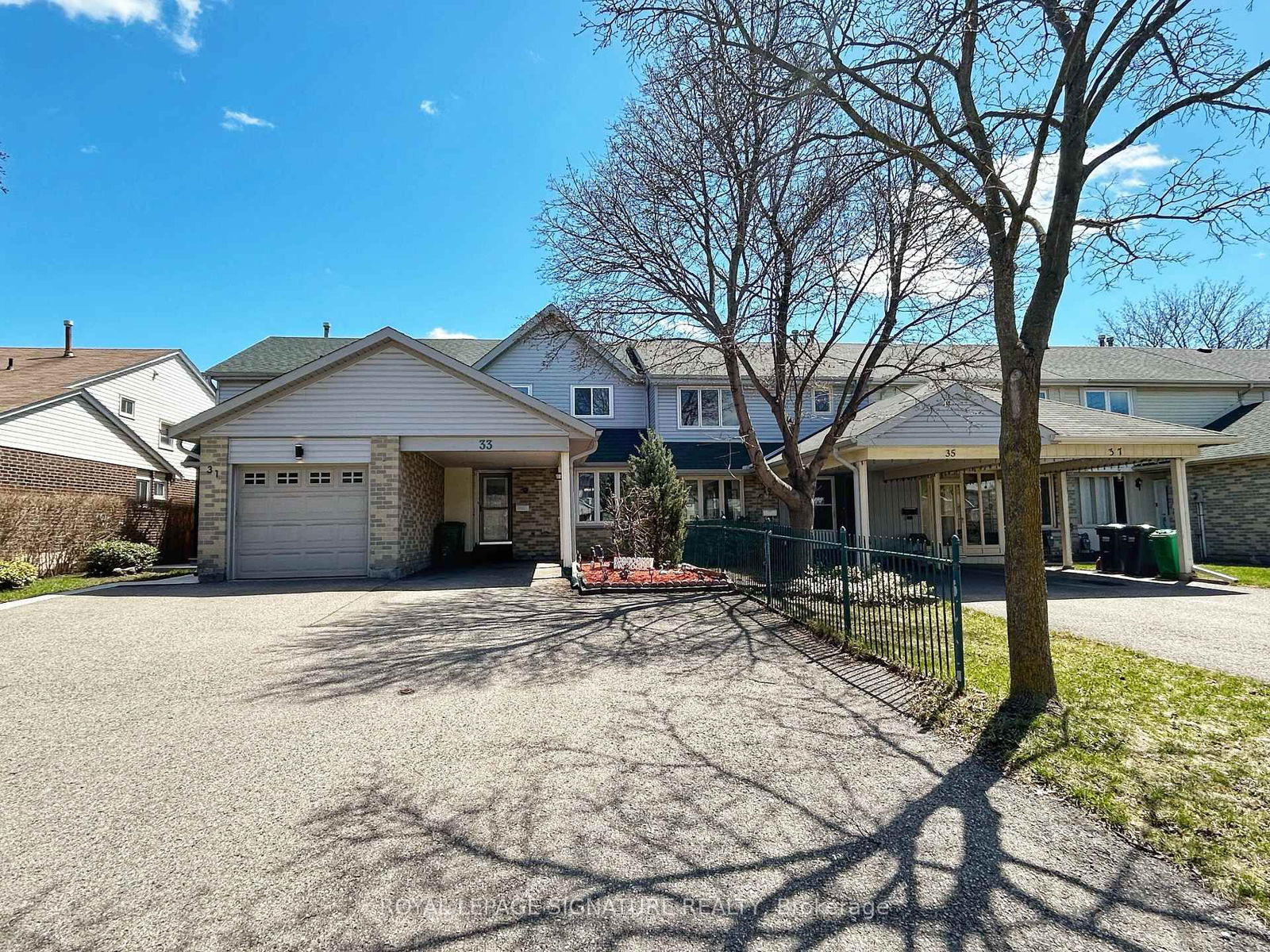 Townhouse for sale at 33 Courtleigh Square, Brampton, Heart Lake East, L6Z 1J2 - MLS: W12133190