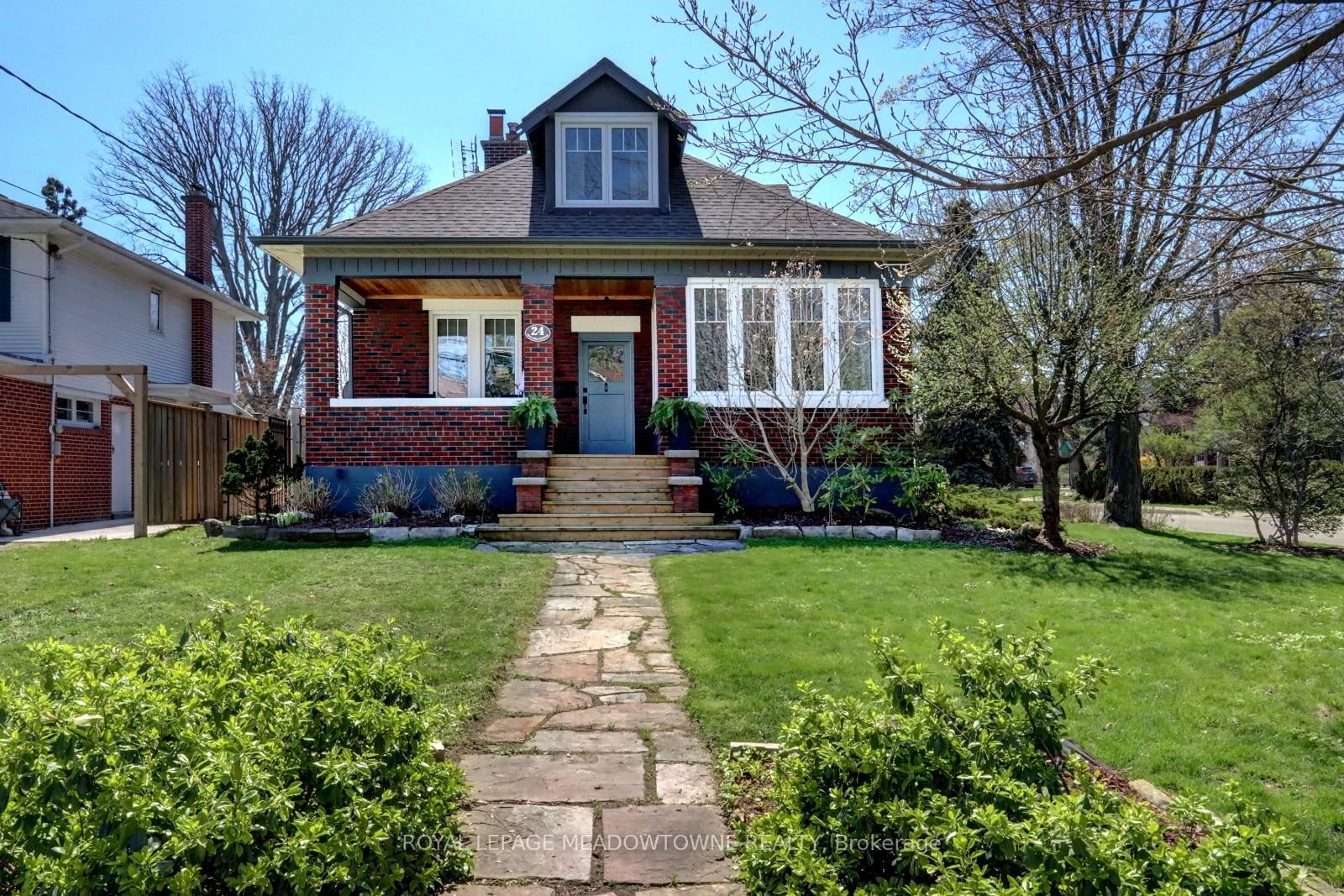 Detached House for sale at 24 Hiawatha Pkwy, Mississauga, Port Credit, L5G 3S2 - MLS: W12133274