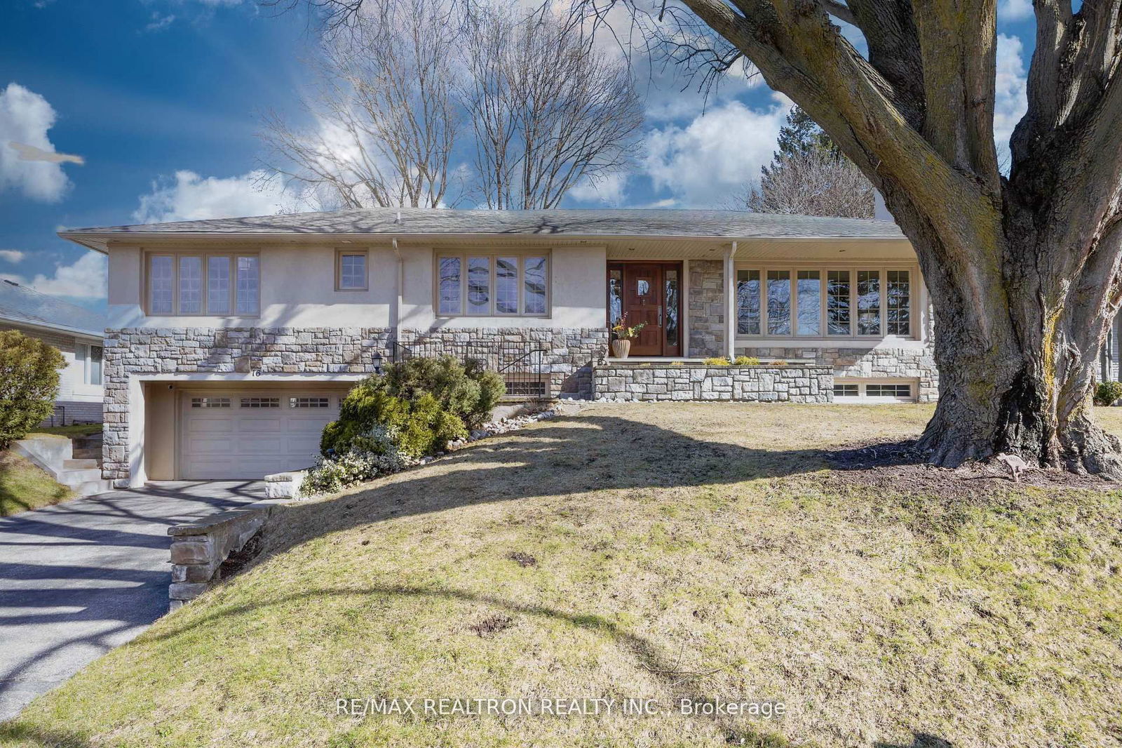 Detached House for sale at 16 Aylesbury Road, Toronto, Princess-Rosethorn, M9A 2M5 - MLS: W12133507
