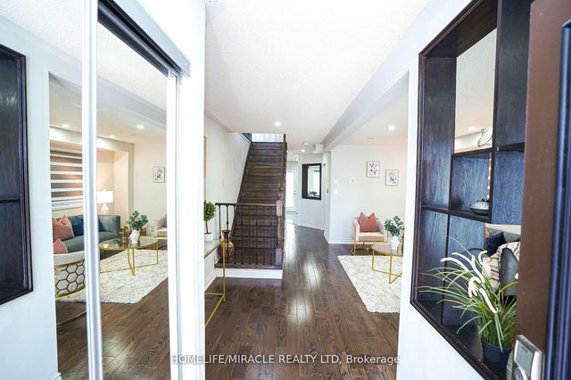 23 Hollowgrove Boulevard