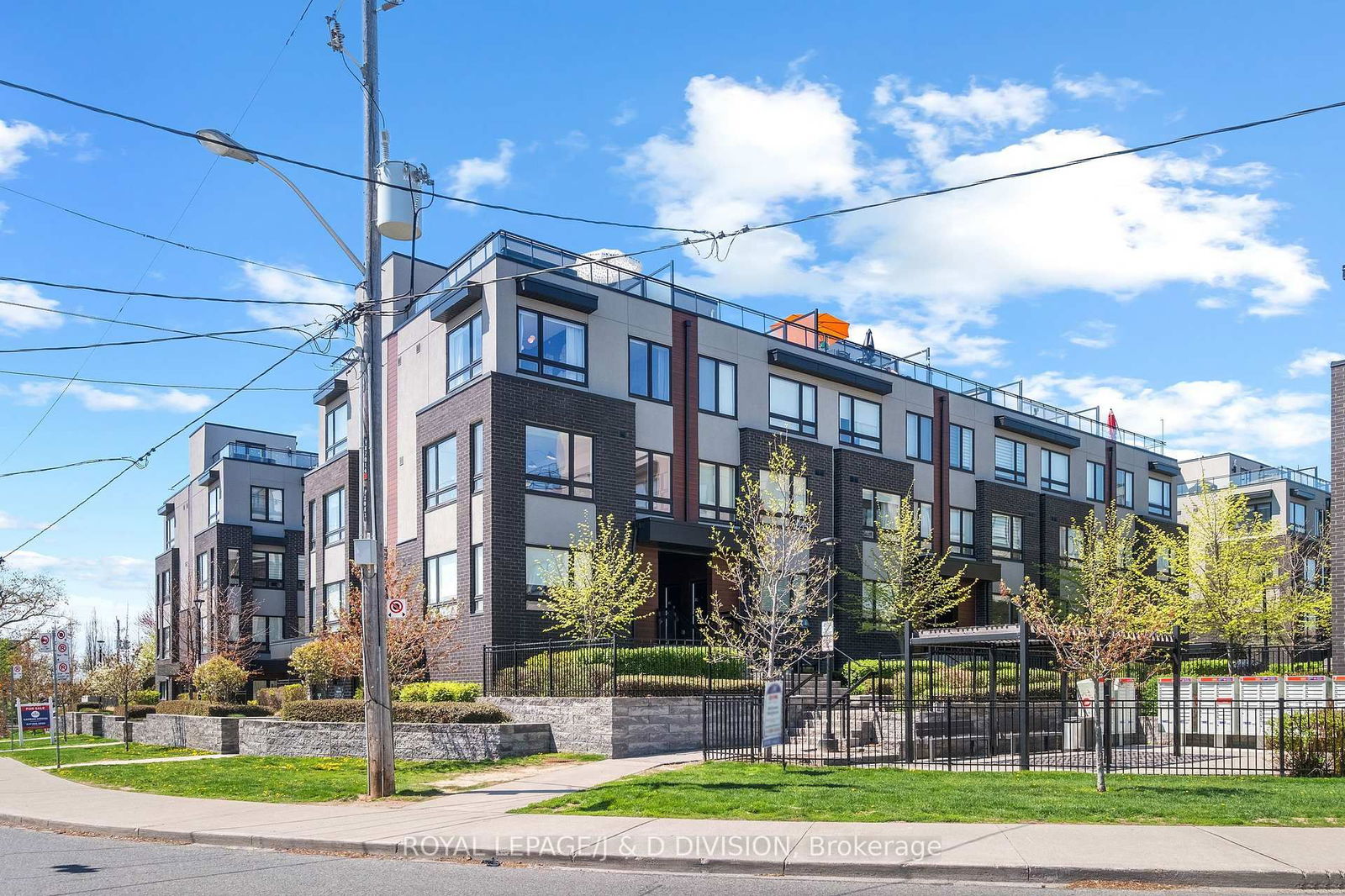 Townhouse for sale at 301-1110 Briar Hill Avenue, Toronto, Briar Hill-Belgravia, M6B 0A9 - MLS: W12135403