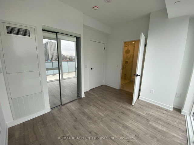 532 - 215 Lakeshore Road