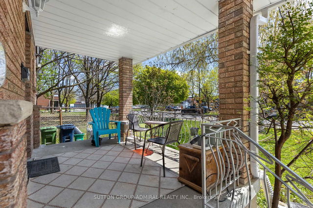 1052 Glengrove Avenue