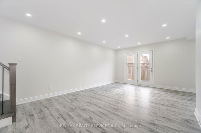 41 Town House Crescent