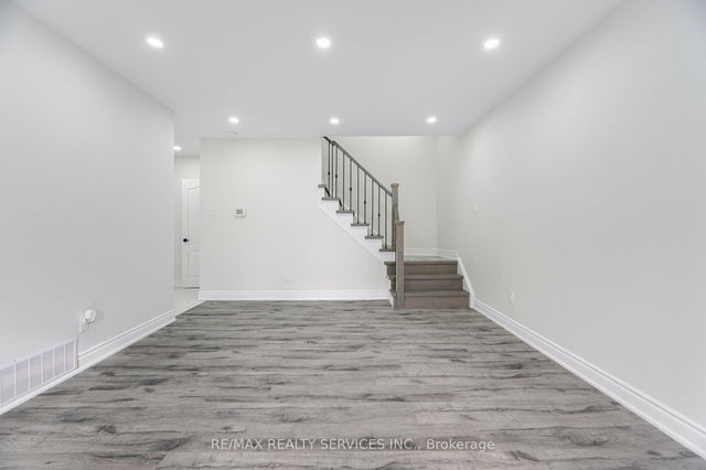 41 Town House Crescent