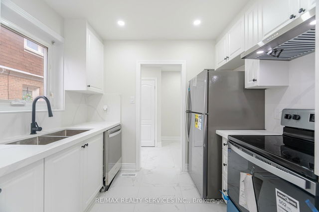 41 Town House Crescent