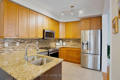 2445 Grand Oak Tr, Oakville - Westmount image-0-3