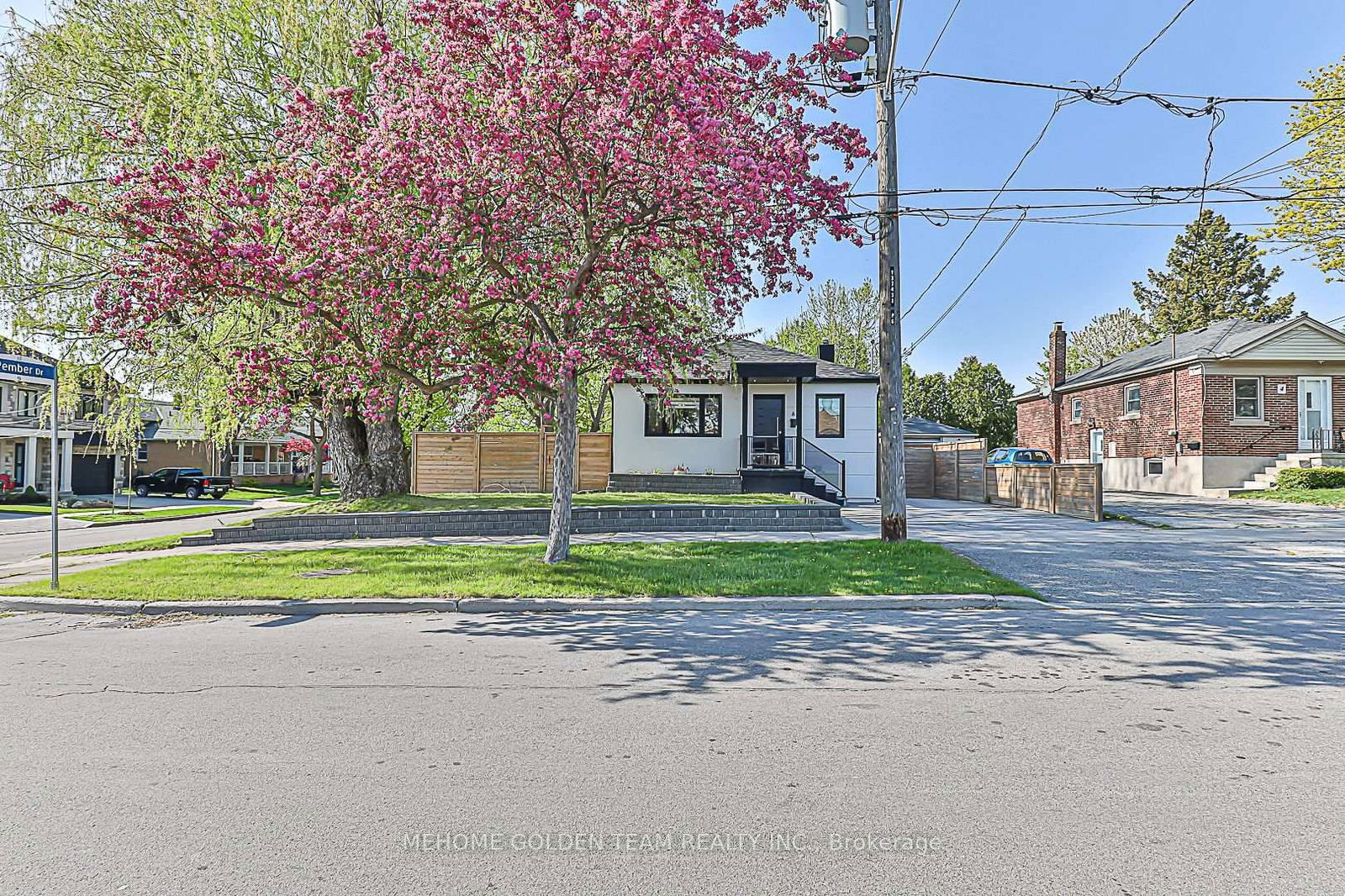 Detached House for sale at 6 Dorsey Drive, Toronto, Maple Leaf, M6L 1S7 - MLS: W12138237