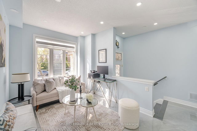 5504 Waterwind Crescent