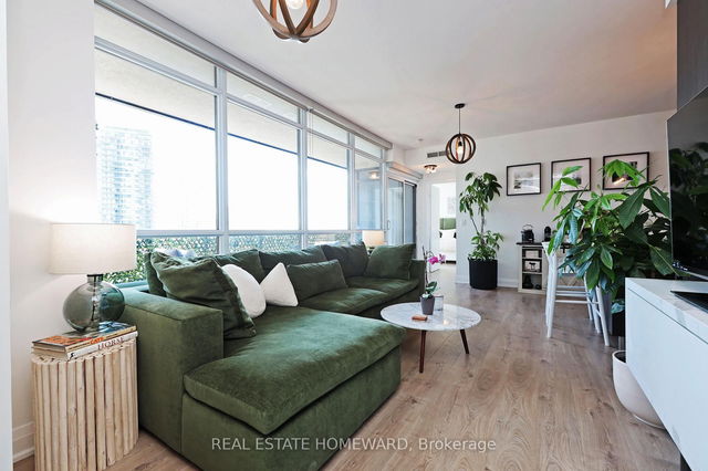 810 - 36 Park Lawn Avenue