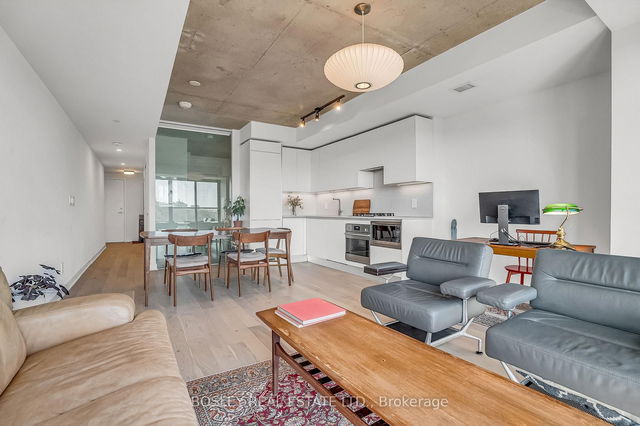 522 - 2720 Dundas Street