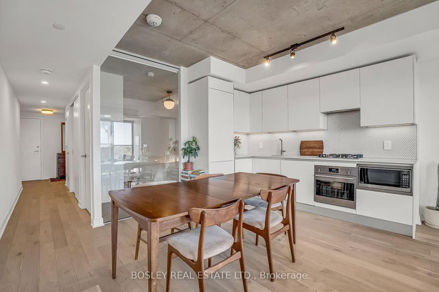 522 - 2720 Dundas Street