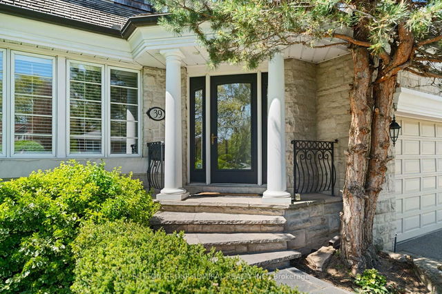 39 Pinehurst Crescent