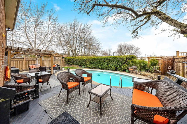738 Robertson Crescent