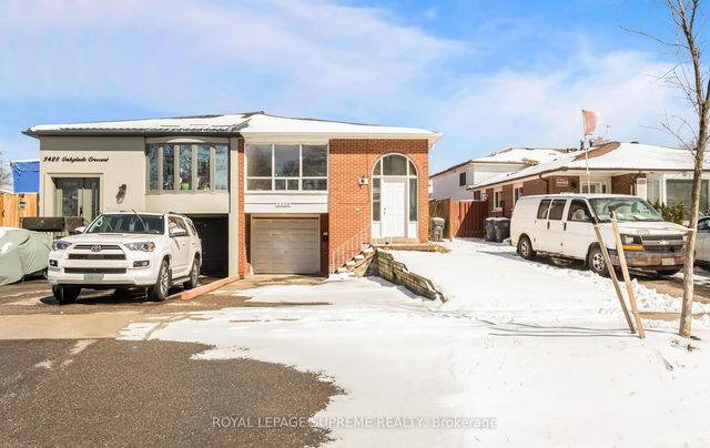 Lower - 3430 Oakglade Crescent