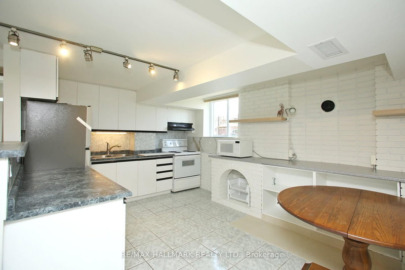 1 - 3 Pottery Cres, Brampton, L6S 3S2 | Image 3