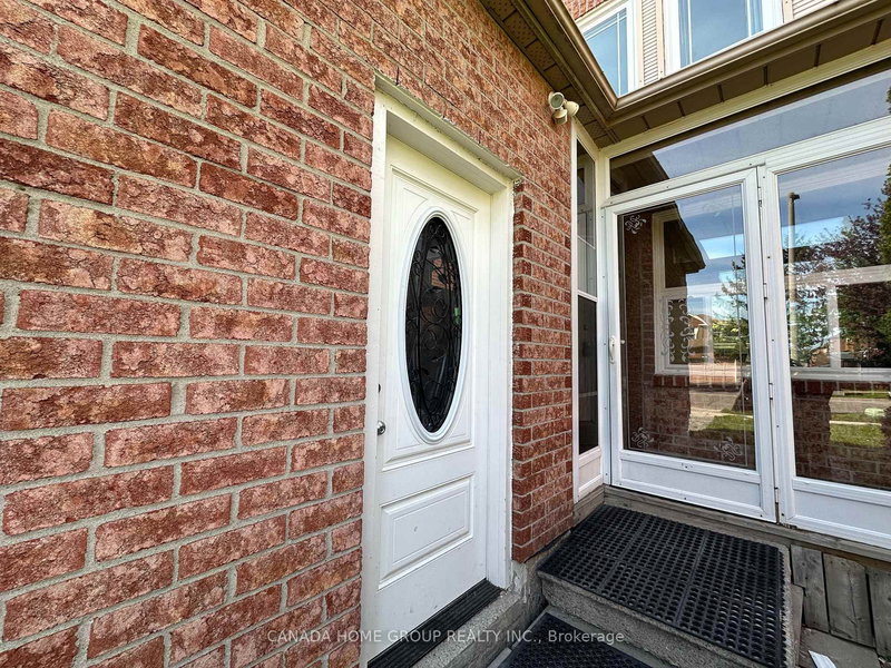 303 Riel Dr, Mississauga, L5B 3K1 | Image 3