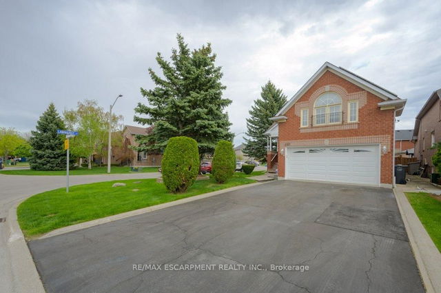 6121 Maple Gate Circle