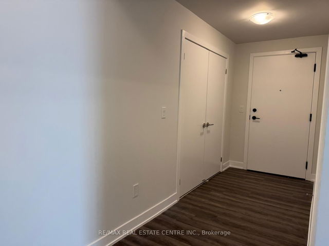 2711 - 430 Square One Drive