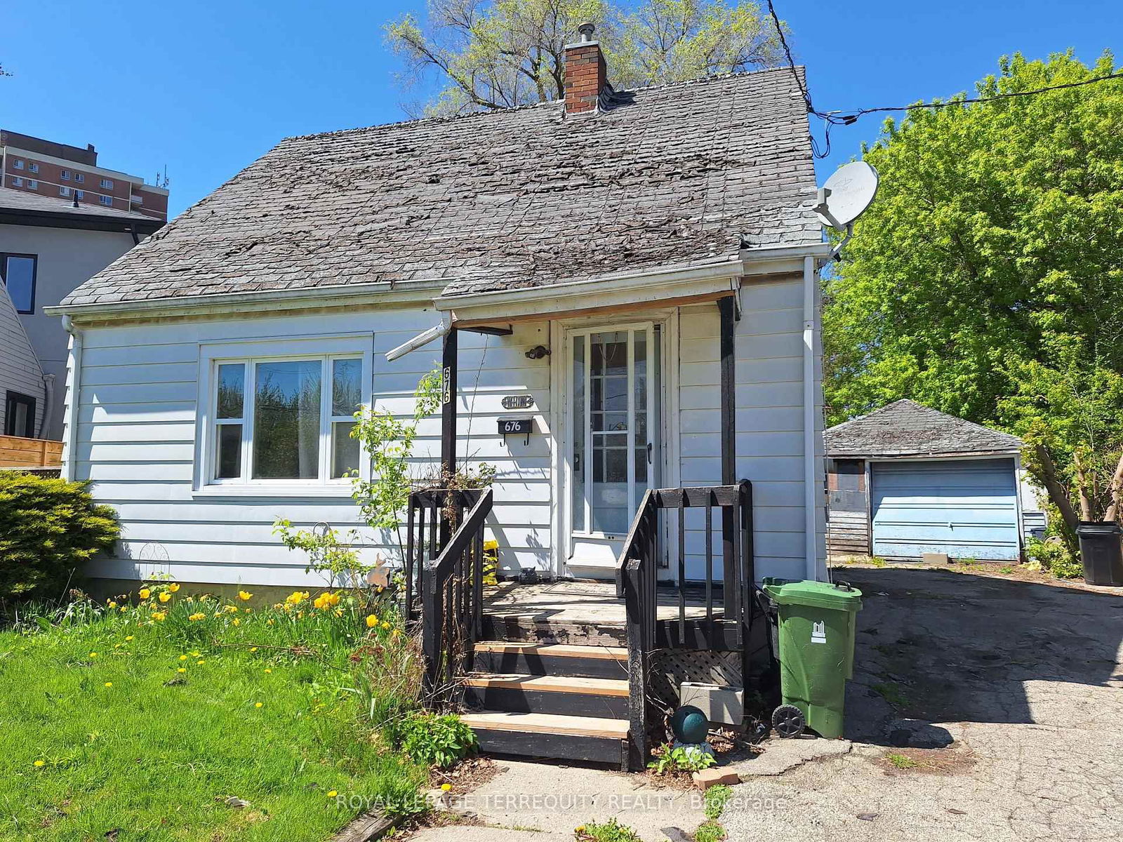 Detached House for sale at 676 Trethewey Drive, Toronto, Brookhaven-Amesbury, M6M 4C4 - MLS: W12149633