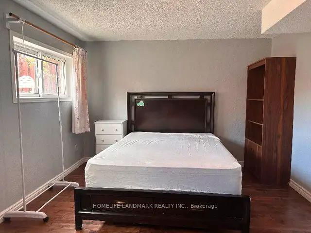 lower unit - 940 Hampstead Court
