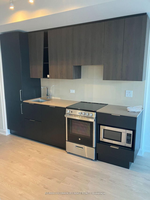4111 - 3900 Confederation Parkway