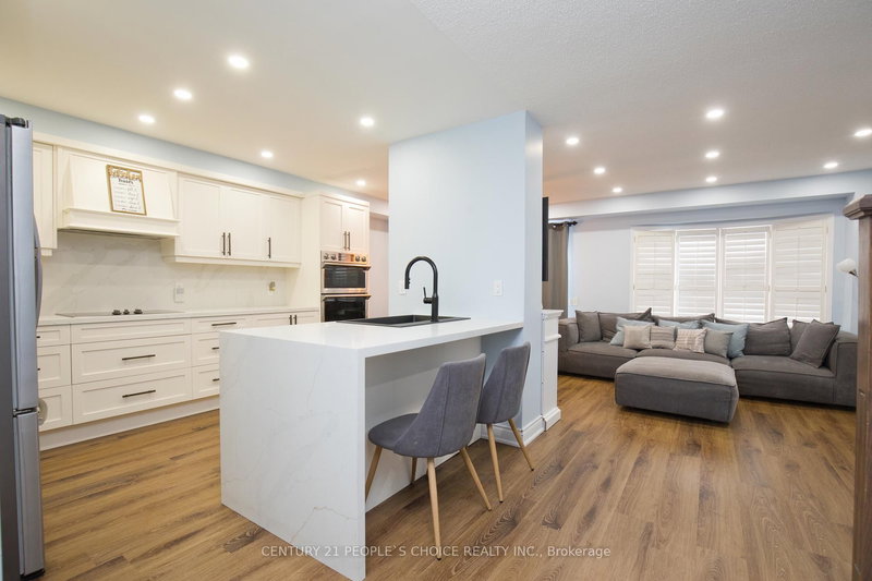 15D View Green Cres, Toronto, M9W 7C9 | Image 3