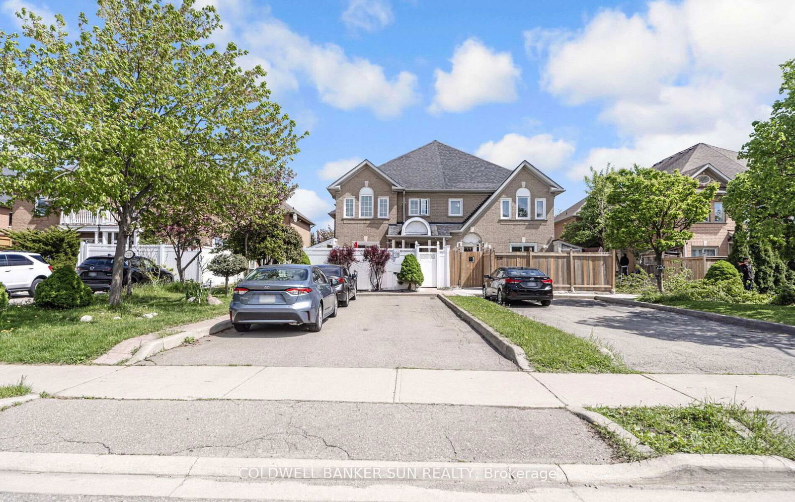 Townhouse for sale at 226 Pressed Brick Drive, Brampton, Brampton North, L6V 4L3 - MLS: W12157810