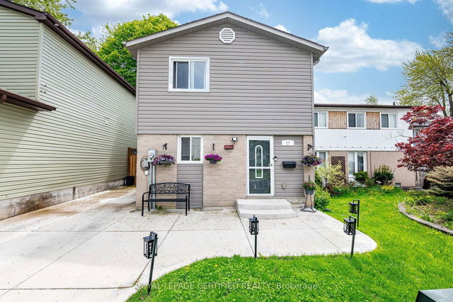 17 Holmcrest Court