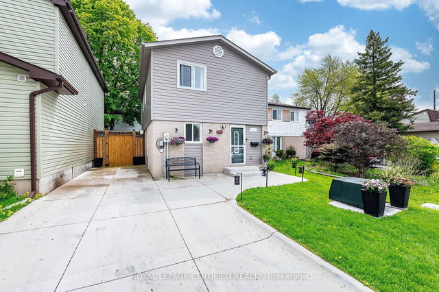 17 Holmcrest Court