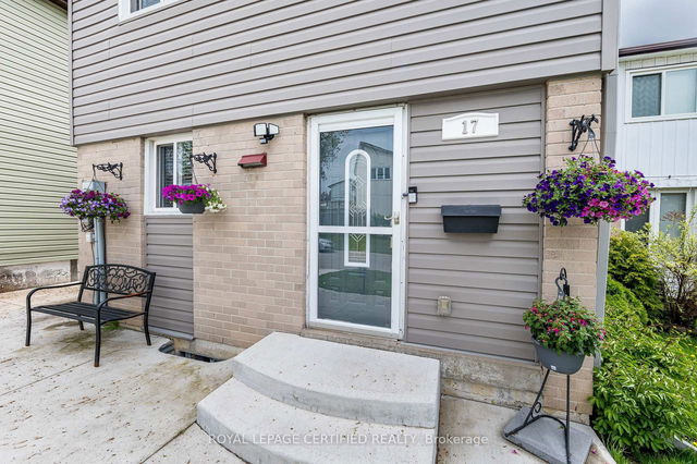 17 Holmcrest Court