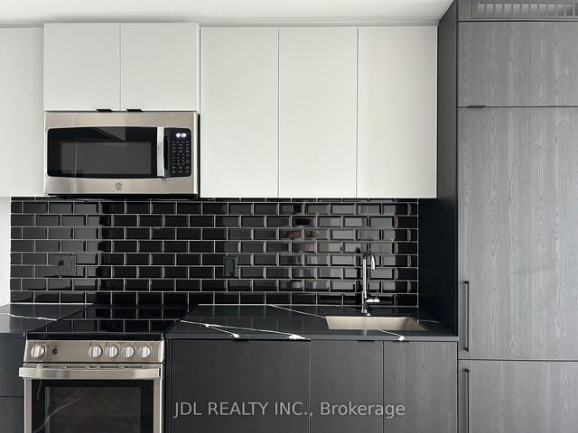 813 - 285 Dufferin St. Street