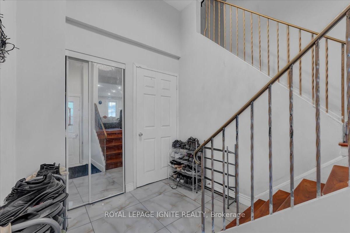 Detached House for sale at 98 Sheldrake Court, Brampton, Brampton South, L6Y 2W9 - MLS: W12159514