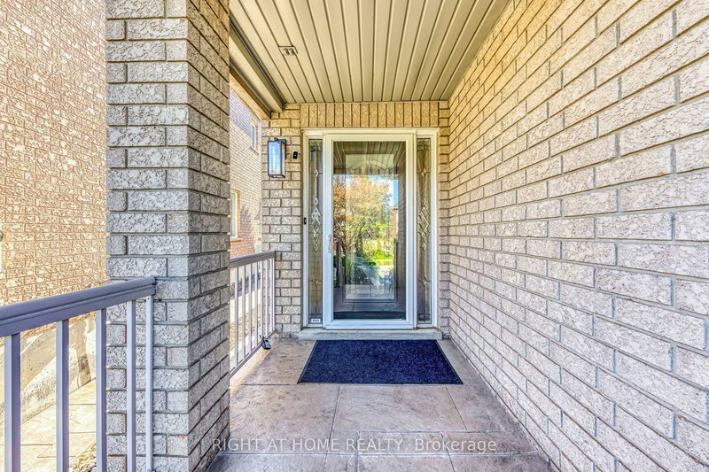 814 Brass Winds Pl, Mississauga, L5W 1T4 | Image 2