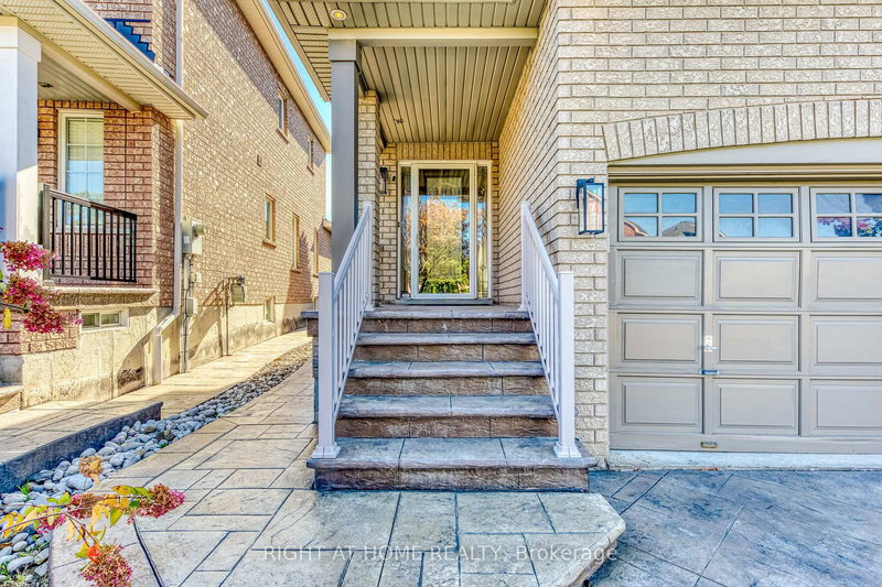 814 Brass Winds Pl, Mississauga, L5W 1T4 | Image 3