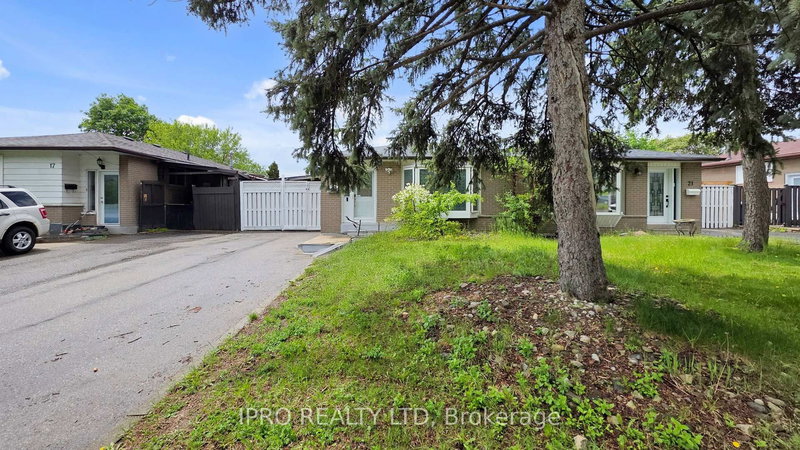 19 Flamingo Cres, Brampton, L6T 2G4 | Image 2